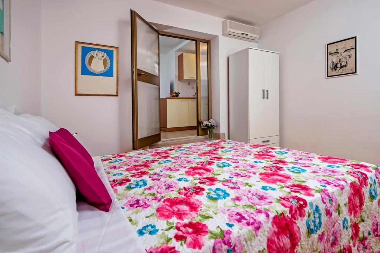 Apartmani&Soba Mimi Rovigno Esterno foto